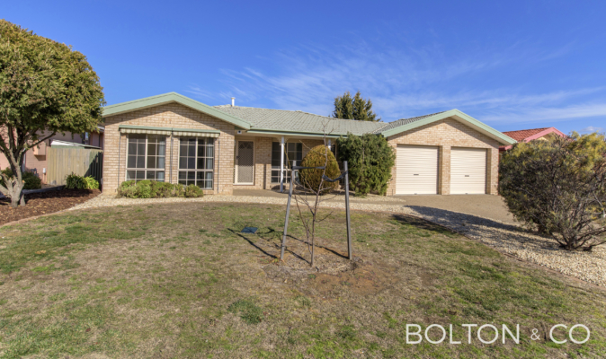 5 Dacomb Ct, Dunlop, ACT 2615 Australia