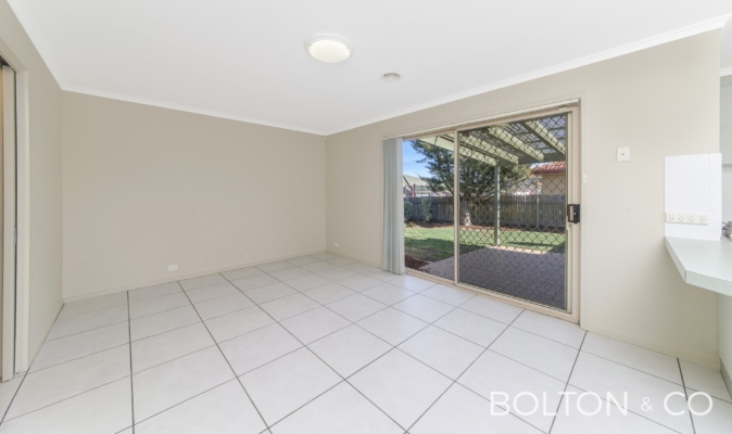 5 Dacomb Ct, Dunlop, ACT 2615 Australia