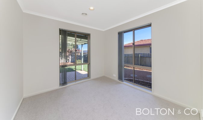 5 Dacomb Ct, Dunlop, ACT 2615 Australia